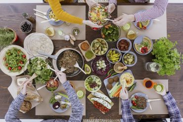 Đi bộ mỗi ngày kết hợp các bữa ăn healthy giúp nâng cao sức khỏe người trung niên và cao tuổi